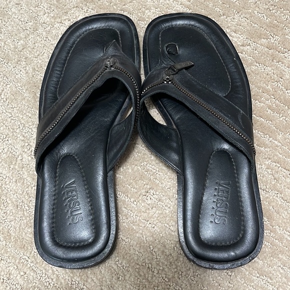 VERSACE VERSUS LEATHER FLIP FLOP SANDAL WITH ZIPPER - Picture 6 of 7